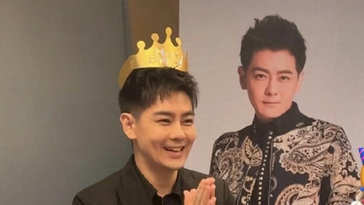 林志颖与粉丝庆祝50岁生日，穿西装仍有少年感，状态比粉丝还年轻