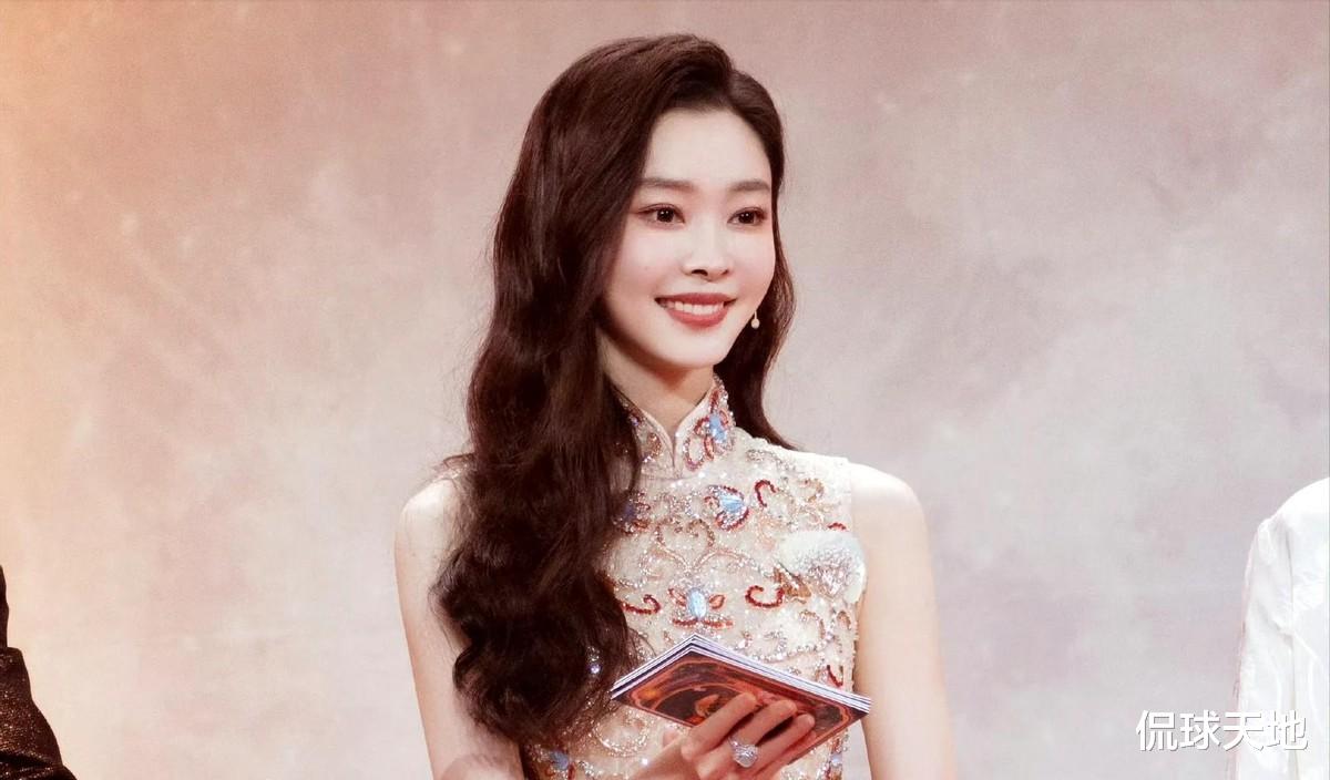 杀疯了央视中秋晚会封神,主持人宋轶美艳生姿,王楚然珠圆玉润