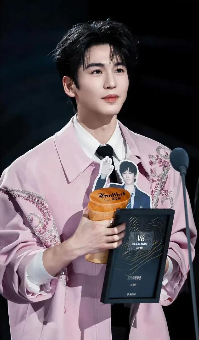 平心而论,内娱真正的绝色美男只有12位,他们酷帅雅痞,清新性感