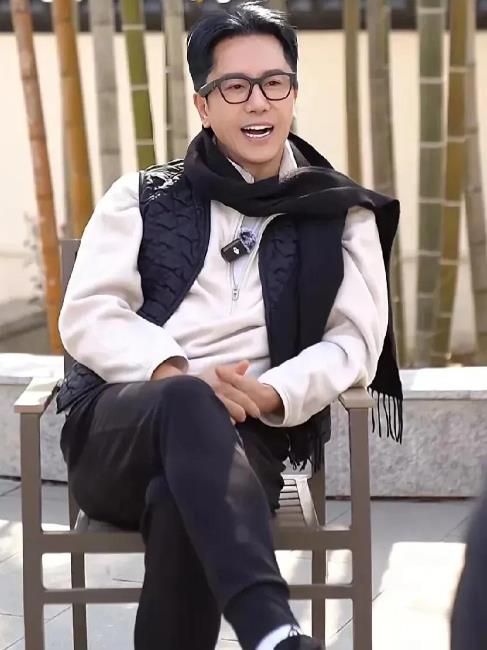 55岁毛宁近照曝光,脖子纹路深,老人相凸显,网友:像个老嫂子