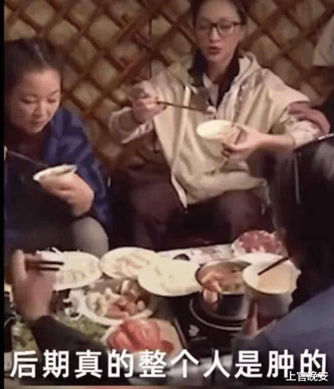 50岁的周迅和44岁的董洁同框，医美脸和天然脸的差别，一目了然