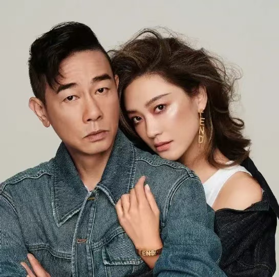 陈小春应采儿海边大秀身材,一家人群魔乱舞 ,评论区炸锅了!