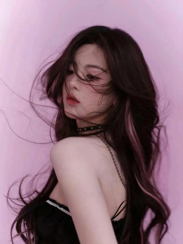 杨超越:粉墨交织,甜辣诱人的娱乐圈奇迹!