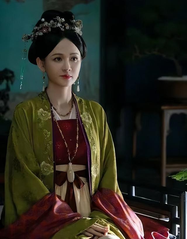 《墨雨云间》妆造争议：陈乔恩“花脸妆”是高级美还是审美灾难？