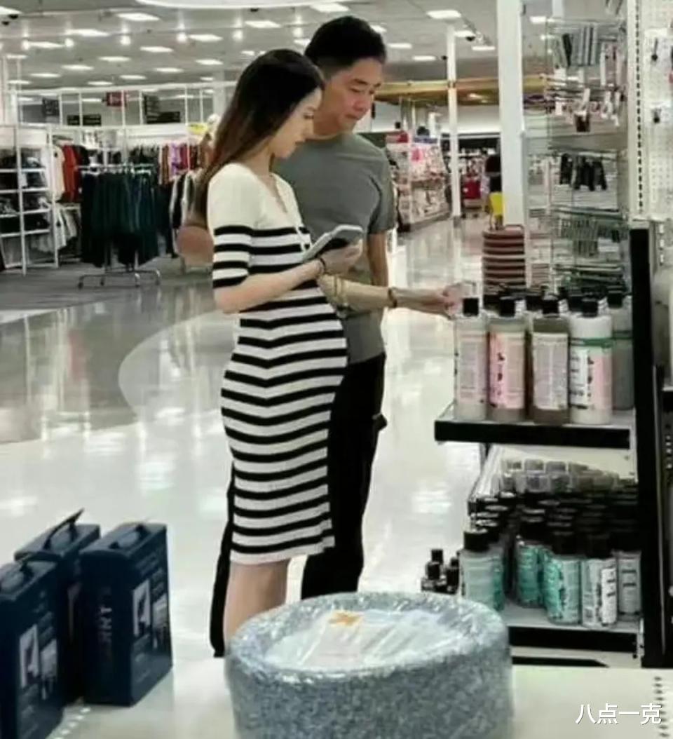 刘强东章泽天同看演奏会,夫妻牵手超甜蜜,章泽天重现“望夫眼”