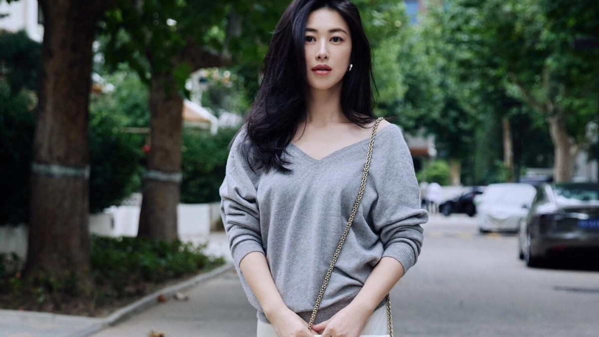 朱珠带火了一种高级色穿法：灰色针织衫+白色半身裙，时髦又洋气