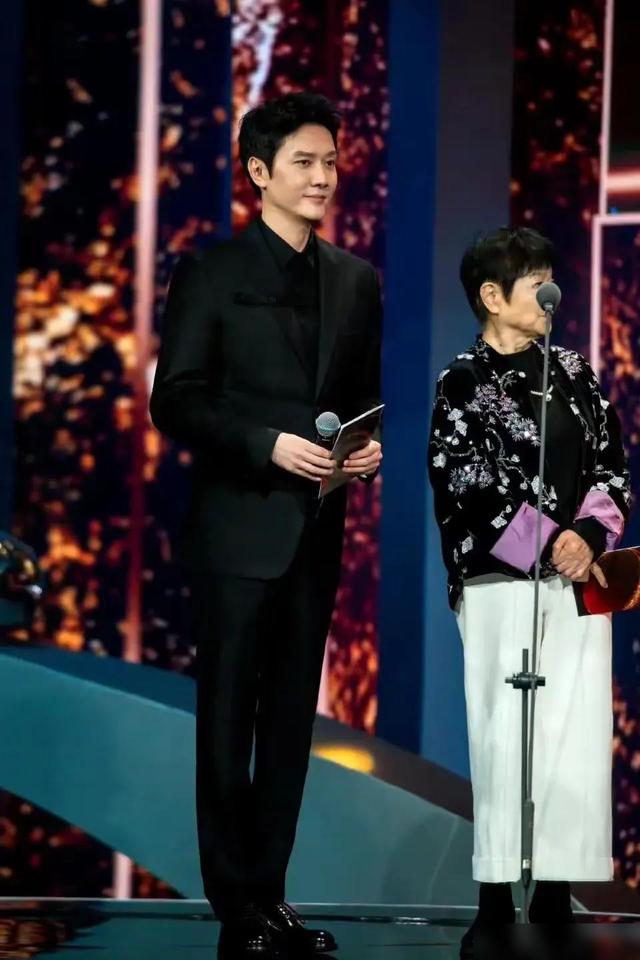 冯绍峰走红毯惊艳全场! 网友都忍不住喊:这气质拿捏得死死的!