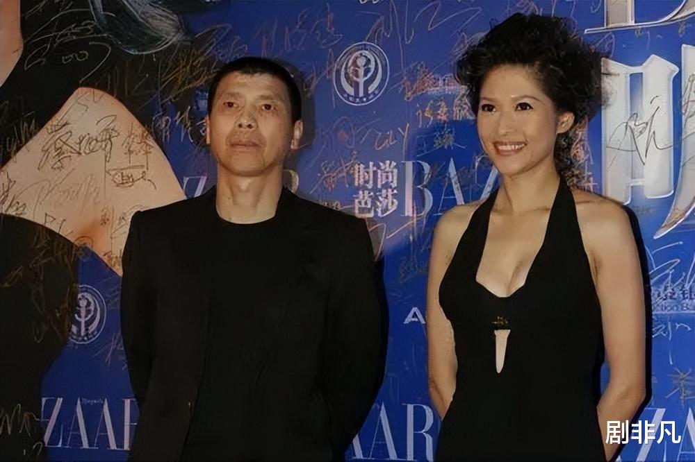 私生活混乱?被传和冯小刚夜宿8小时,从央视离职的她,如今怎样