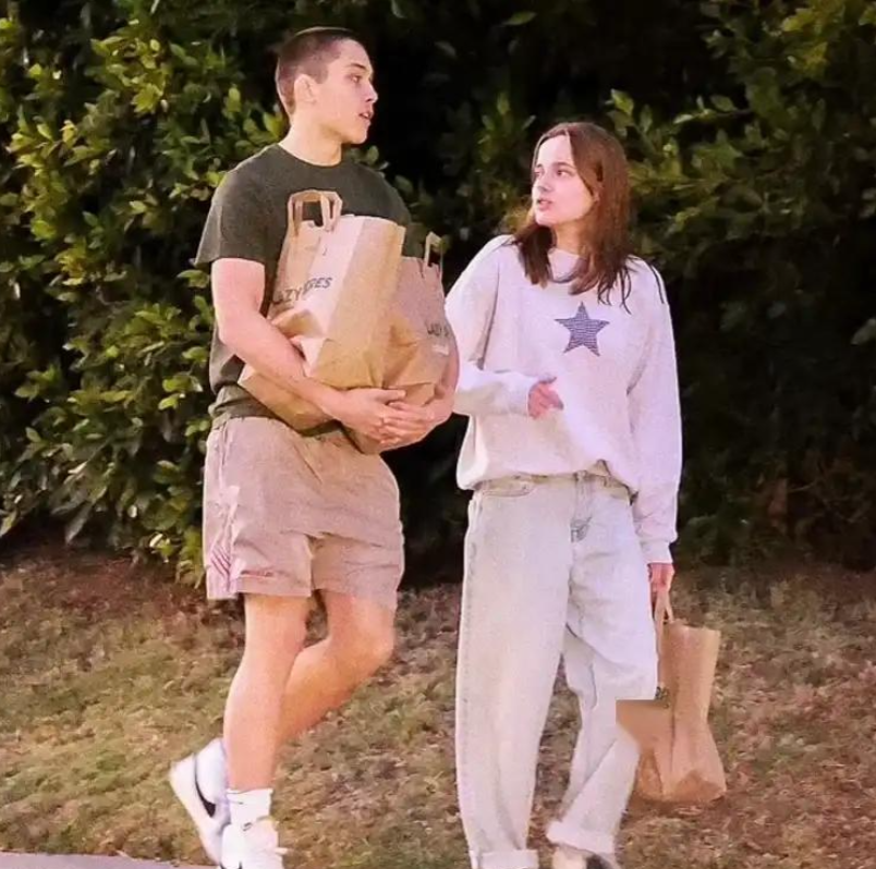 朱莉龙凤胎子女一起购物！皮特儿子眼神像爸爸，女儿也遗传父亲了