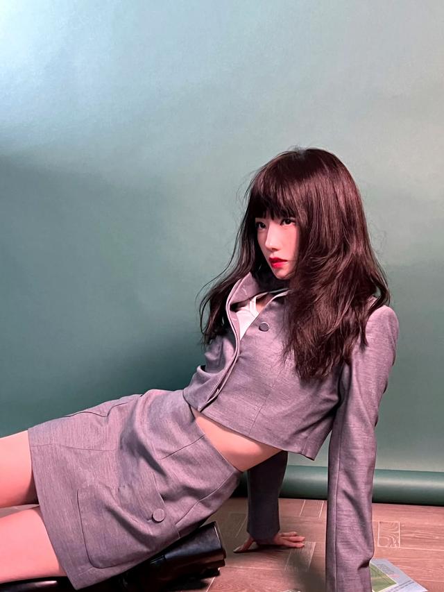 齐刘海的孟美岐 美出天际了