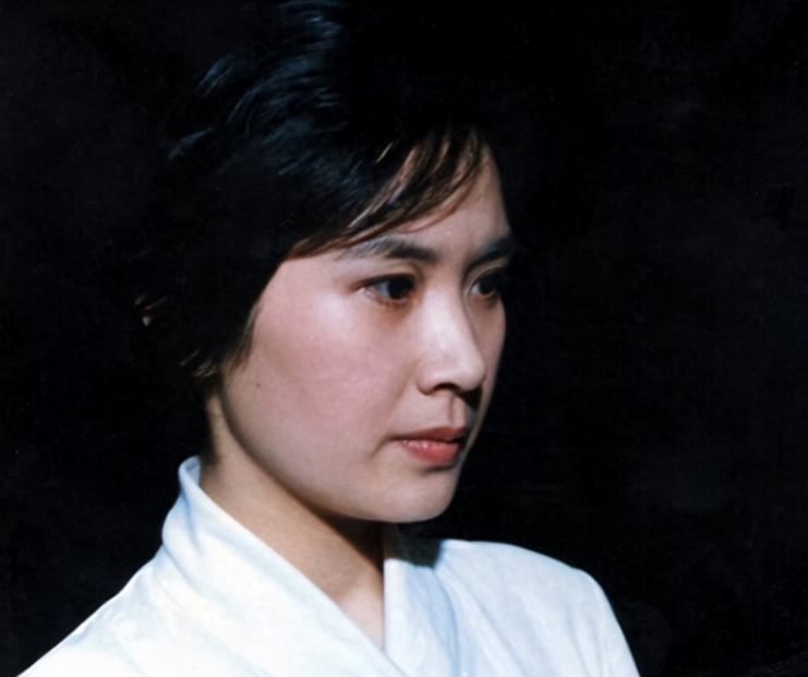 她是著名国家一级演员,享“正军级”待遇,如今65岁仍是单身