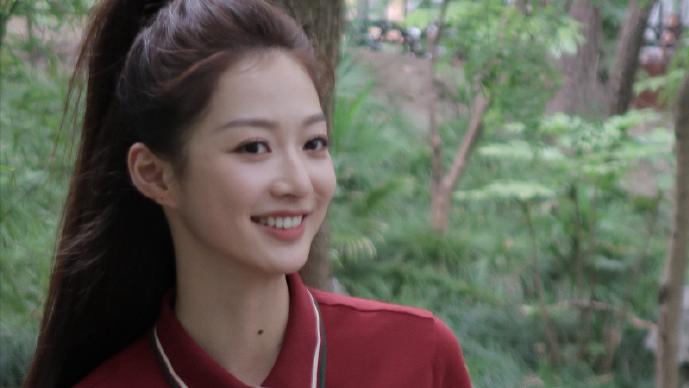 入职东方卫视后，冯琳再回母校参加拍摄！扎高马尾穿酒红衣，美腻