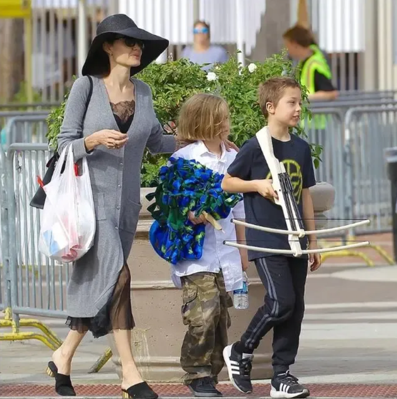 朱莉龙凤胎子女一起购物！皮特儿子眼神像爸爸，女儿也遗传父亲了