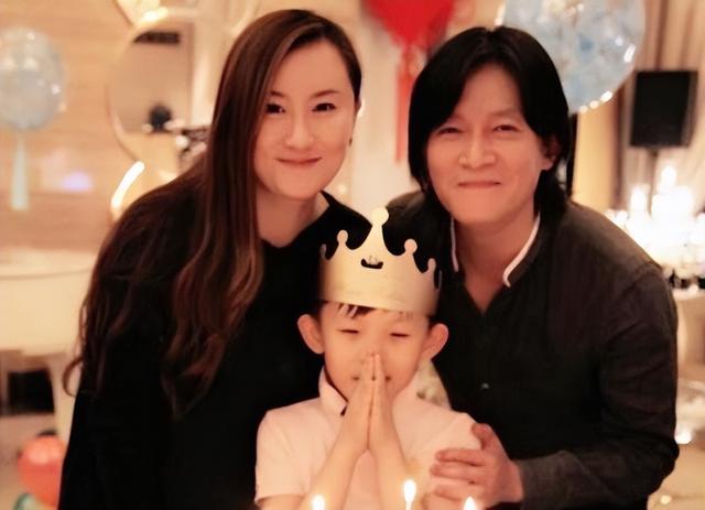 出名的老婆奴,拍戏不计片酬,硬把老婆带身边,45岁老成这样!