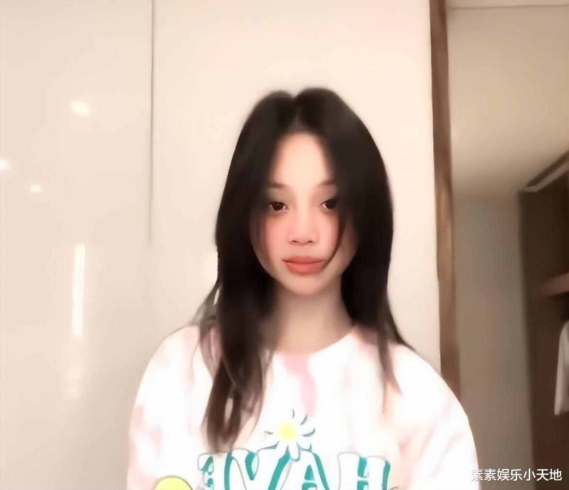 贾乃亮带甜馨回老家，打扮朴素接地气，发现被拍后扭头就走