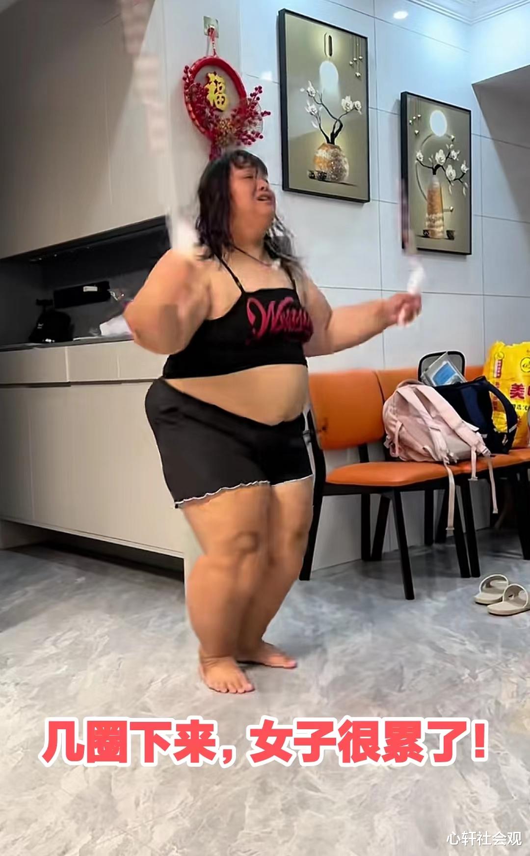 广东女子在家里减肥，丈夫看不过去，嘲讽：没用，还是像头“猪”