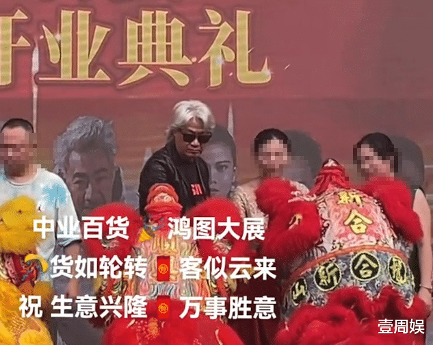 66岁港星开劳斯莱斯去剪彩,满头白发苍老不少,早年赌博输光家当