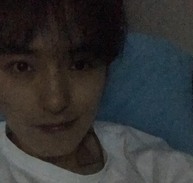 金靖怀孕后独自亮相机场，素颜打扮显孕相，大摇大摆丝毫不矫情！