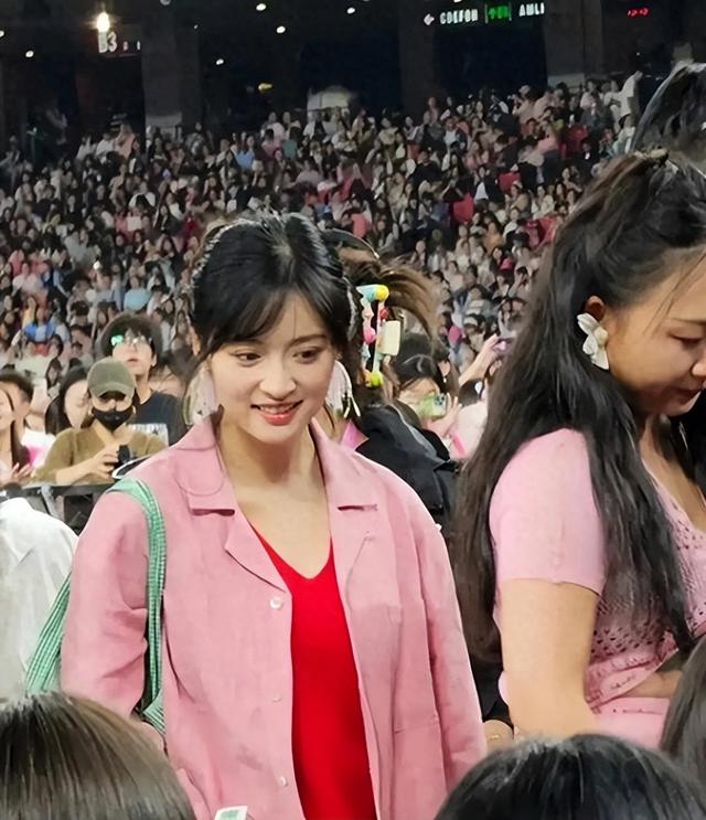 听个演唱会也能上热搜,美貌终于得到证实!果然美女是对比出来的