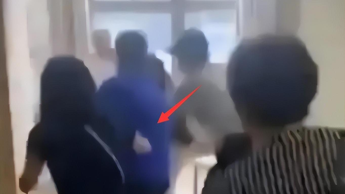 李晟医生去世第4天，黑衣女子朋友发声，网友曝李医生妻子很憔悴