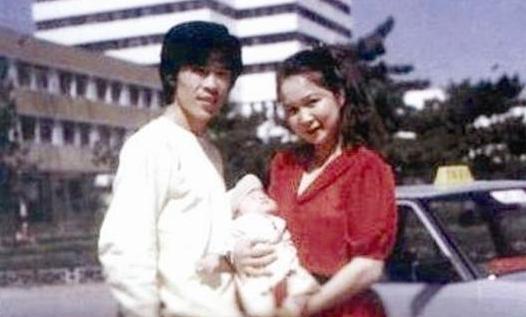 原来他就是蔡明儿子，年近四十未婚未育，是蔡明的骄傲更是心病