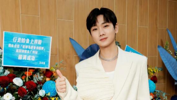 汪苏泷恋情曝光，粉丝脱粉潮涌现。