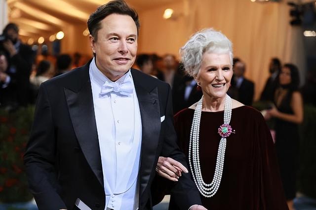马斯克76岁“硬核”老妈:我儿子3岁时,我就知道他智慧远超旁人