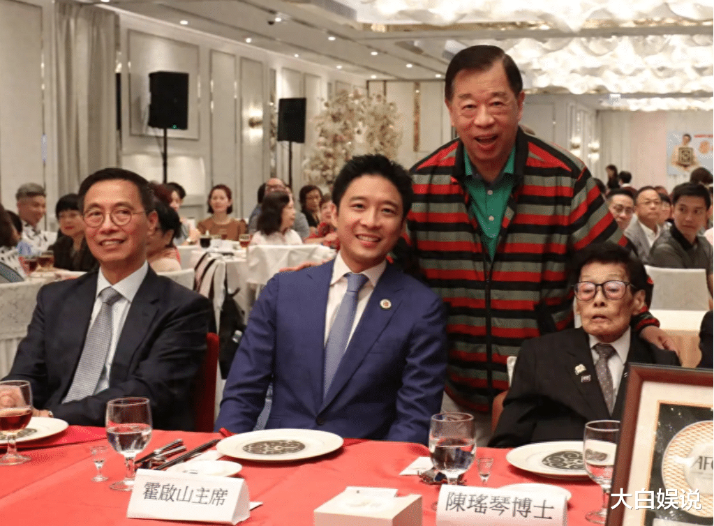 霍震霆父子现身大咖101岁生日宴,二少被众星捧月,座次超父亲