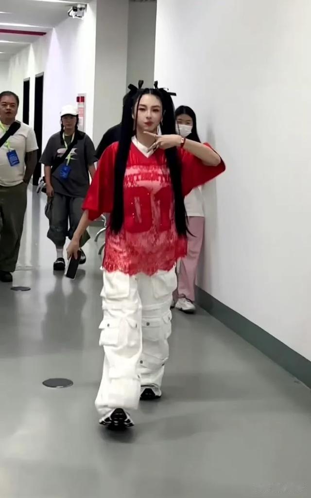 张雨绮录制新节目蕾丝球衣叠穿搭配双马尾造型，运动少女又美又飒