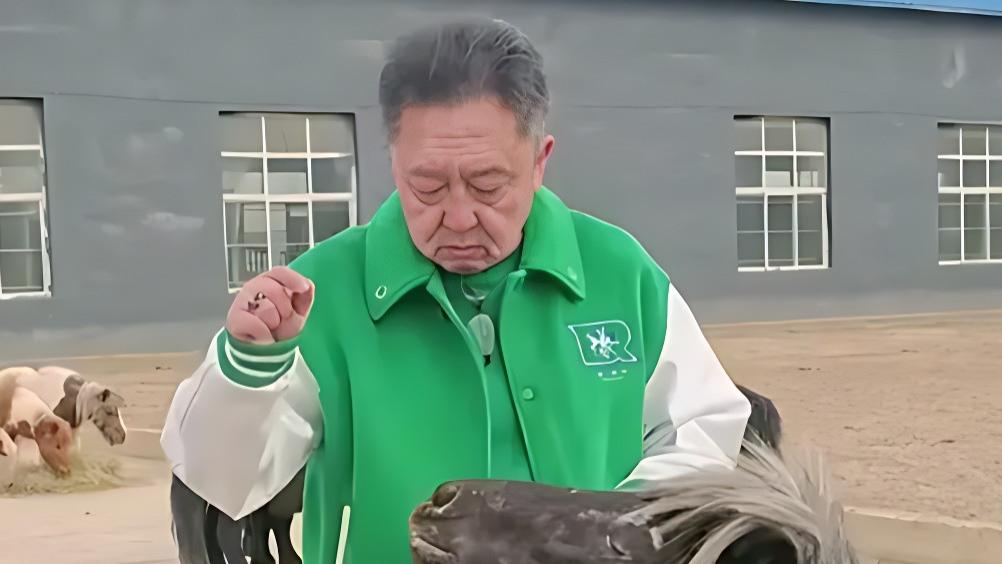 德云社珍宝于谦现身马场，岁月痕迹让人心疼，网友：保重身体！