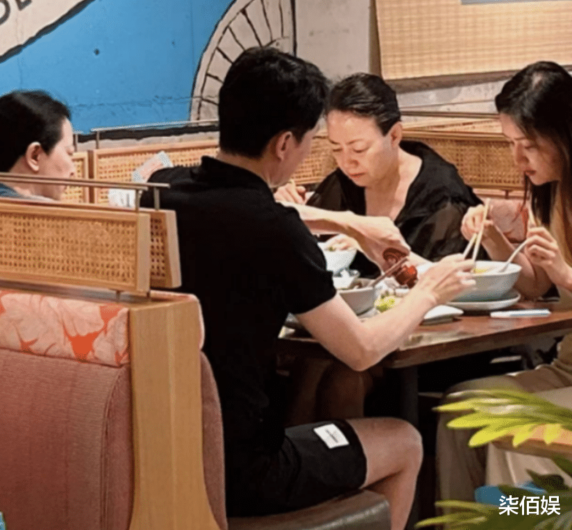 宋丹丹一家逛迪士尼，儿子儿媳穿着朴素自己带娃，俩孙子长相喜人