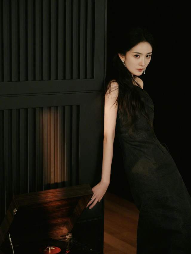 杨幂全球高定首穿!开叉亮片裙秀出漫画腿,扎单侧马尾辫嫩如少女