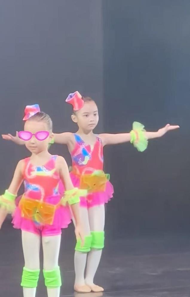 熊黛林大女儿演出，遗传妈妈模特腿长，双胞胎女儿样貌差距很大-芙芙爱臭美