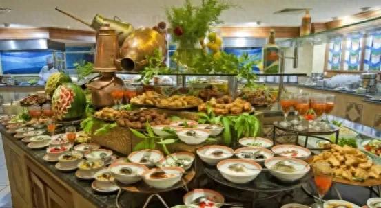 自助餐為何很容易就飽？消費者不知道，從一進門老板就玩“套路”