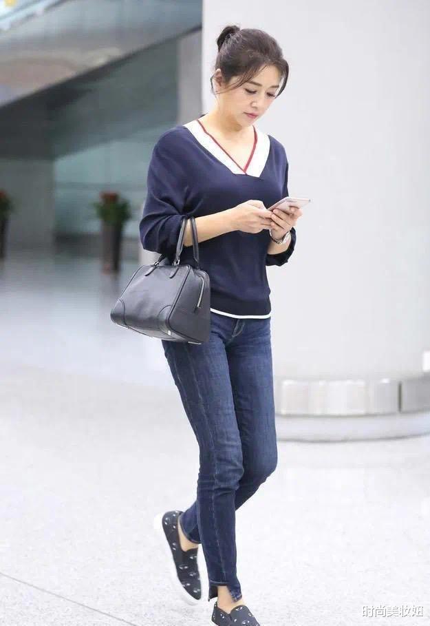 56岁江珊扎麻花辫也太嫩了吧！穿针织衫+小脚裤，年轻20岁不止