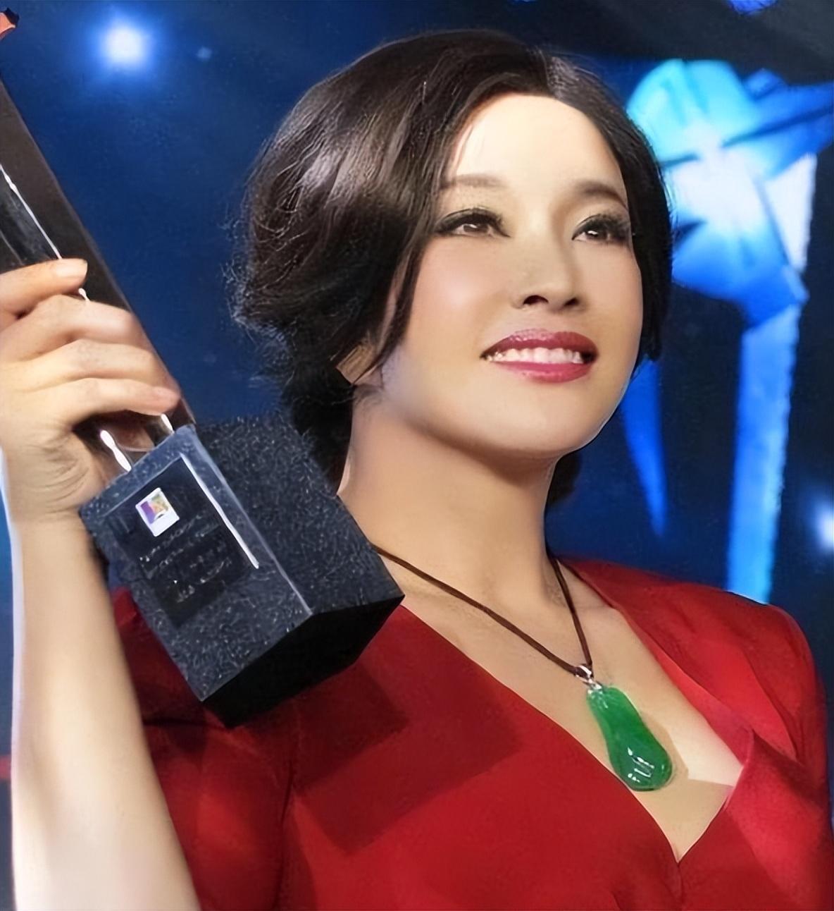 71岁的刘晓庆吓坏好多人,针打多了,真的会起反作用!自然老挺好