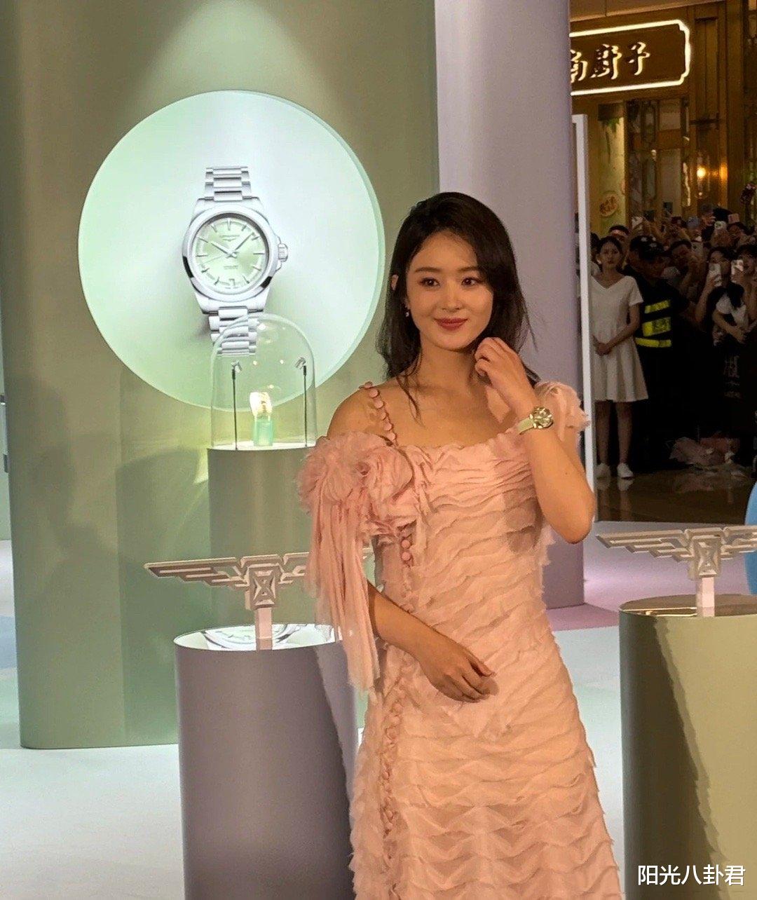 看了36岁赵丽颖和35岁杨颖的近照,才明白事业对女明星有多重要