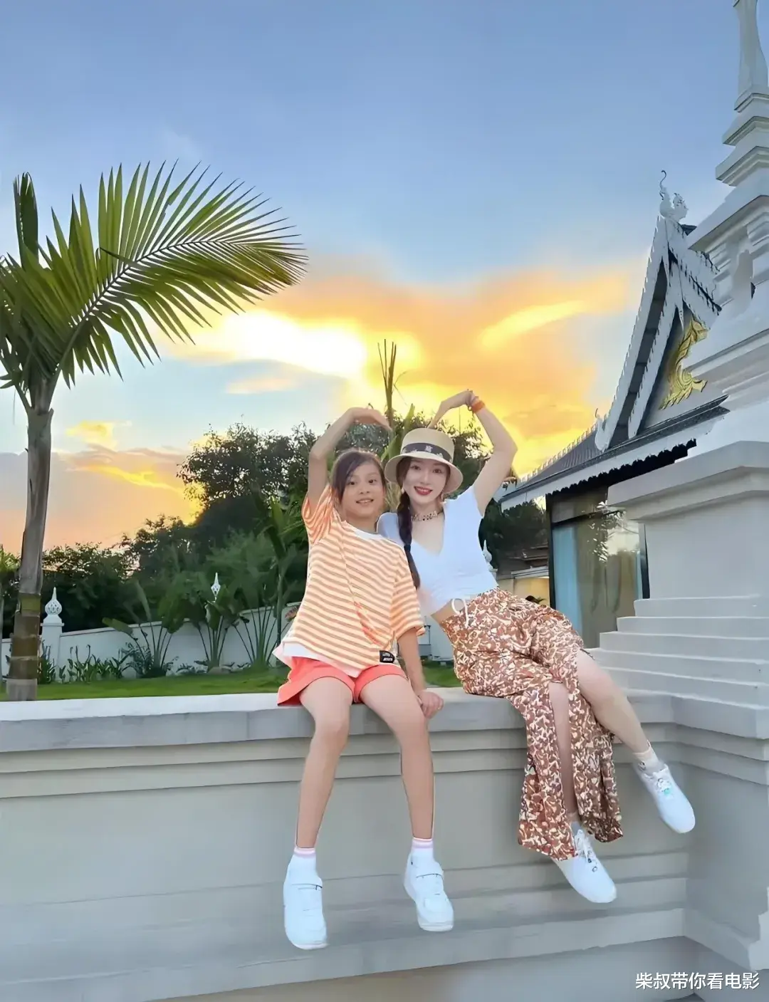 李小璐母女同框：肤色差距太大，一黑一白，网友：李小璐的好基因跑偏了！