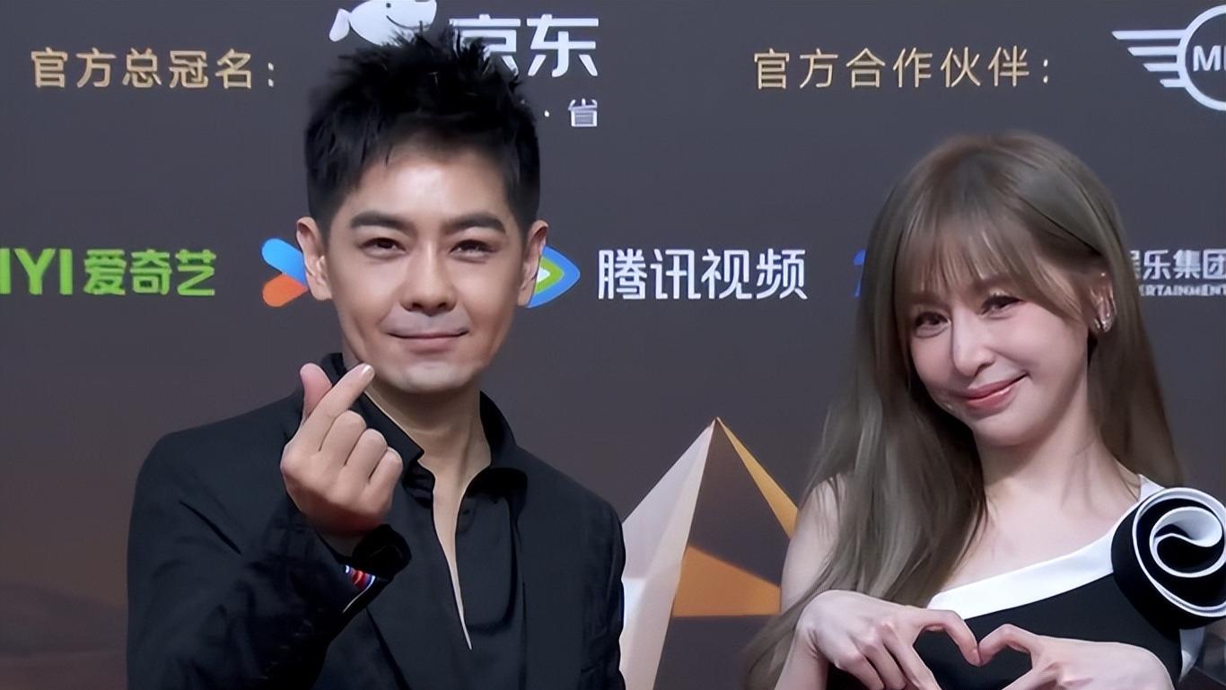 微博盛典，王心凌变样，周慧敏如美神降临，我却被李宇春大腿惊艳了