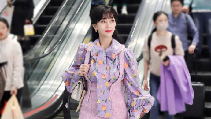 70岁还穿短裤的赵雅芝，让人看到了中老年女星的自由与“尴尬”