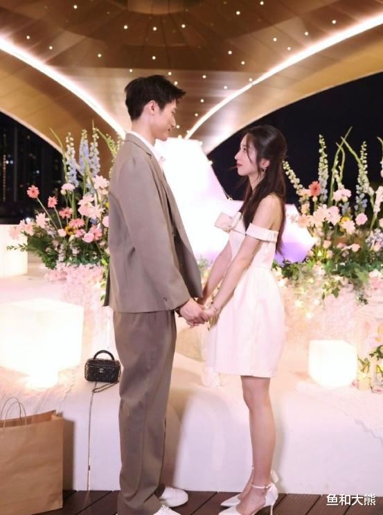 《心动》又一合约情侣闹掰！倪雨桐删官宣文，芈迭翁青雅圣诞聚餐