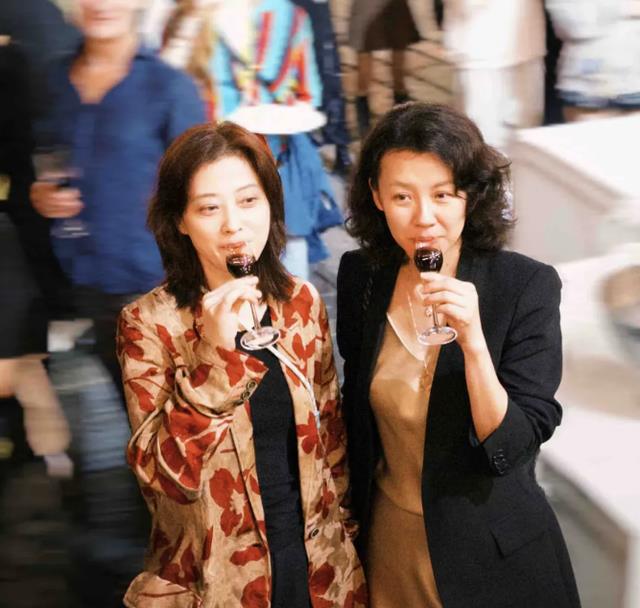 梅婷与刘琳同游乌镇，用塑料袋装茶叶惹刘琳嫌弃，偷翻白眼反差萌