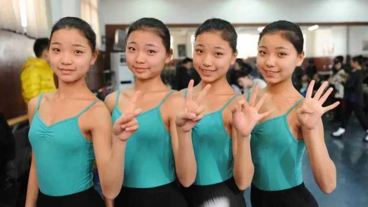 山东四胞胎“冰清玉洁”：勇闯娱乐圈出道失败，如今成酒吧擦边女