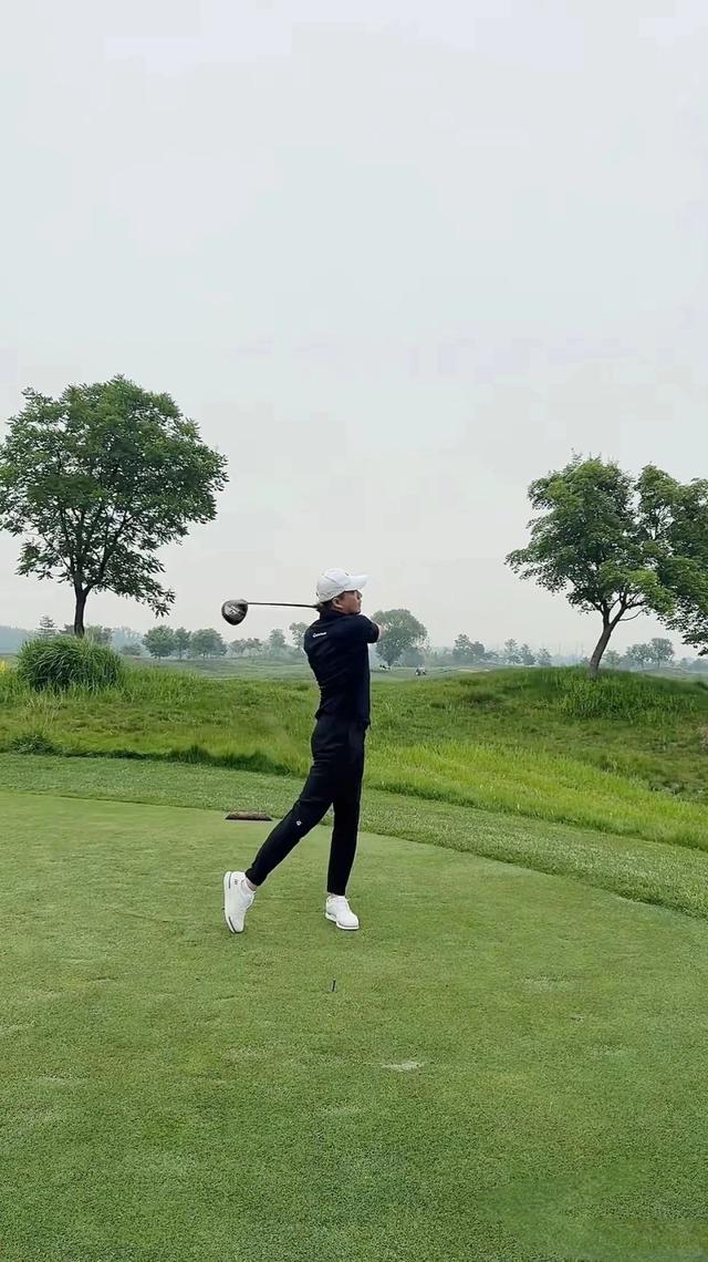 汪小菲和未婚妻秀恩爱 牵手一起打高尔夫