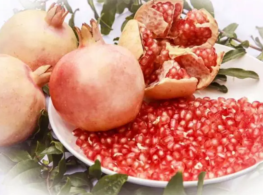 中秋节将至，买石榴要挑选圆的还是方的？果农道出真相，别买错了