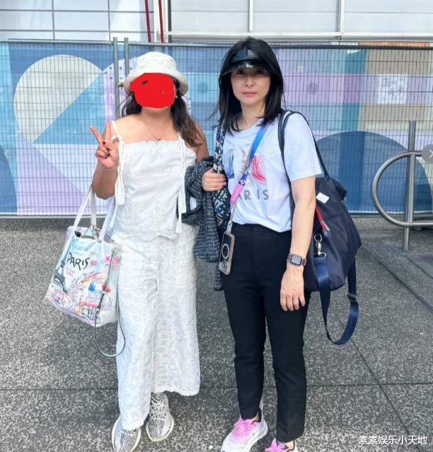 郭晶晶为志愿者合影签名,字迹漂亮可爱,在巴黎街头和网友聊天