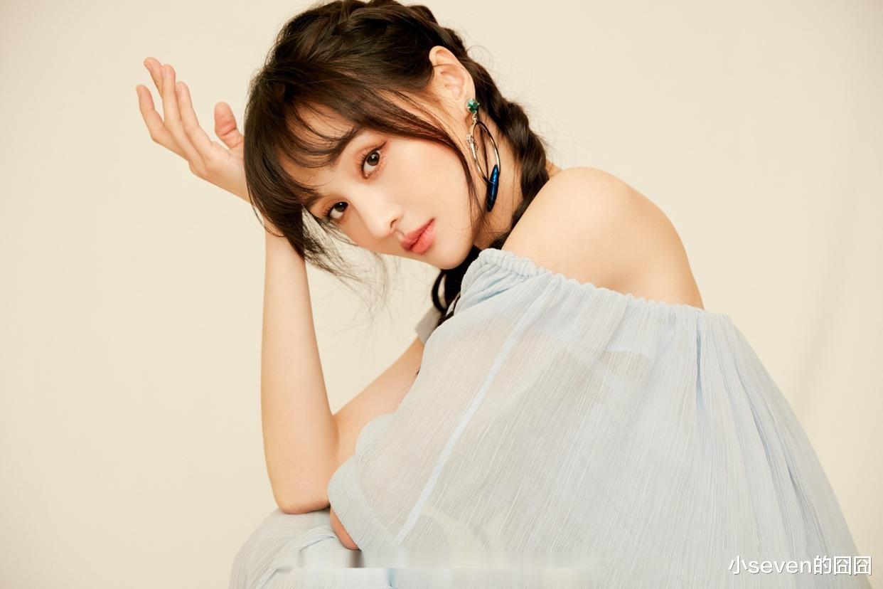 33岁郑爽近照曝光，穿着休闲装笑得很开心，不当明星后很潇洒