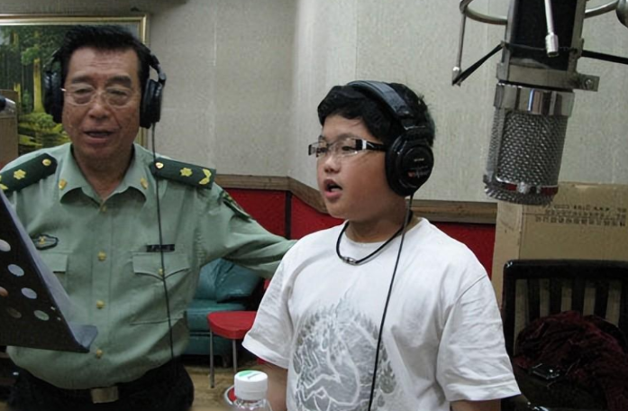 被取消天价养老金，妻儿远走欧洲？李双江自己把自己的路走窄了