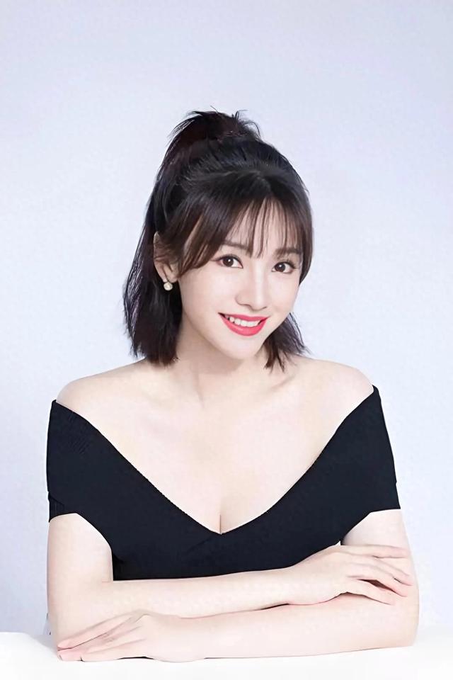 柳岩:时尚界的“百搭女王”,身材与衣品齐飞