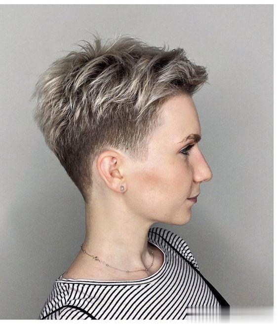 女人过了55岁,一定要试试推边短发,利落时尚显自信